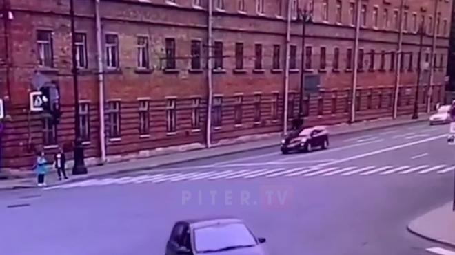 В ДТП на Тульской улице в Петербурге столкнулись такси и легковушка