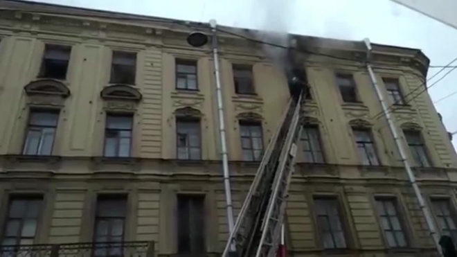 Появилось видео сильного пожара в доме около Мариинского театра