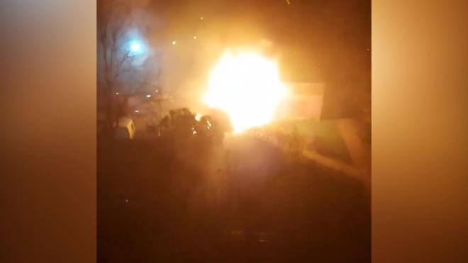 Во дворе на проспекте Обуховской Обороны вспыхнула и взорвалась "ГАЗель"