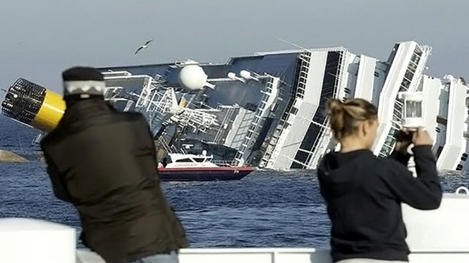 На острове Джильо, где затонула Costa Concordia, туристы устраивают пикники