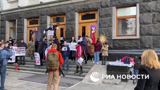 В Киеве проходит митинг противников вакцинации от COVID-19