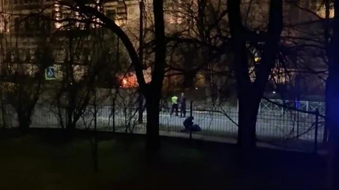 Иномарка загорелась после ДТП у школы в Пушкине