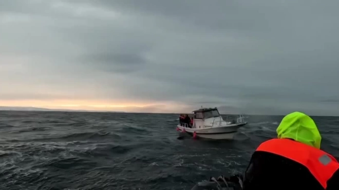 Петербургских туристов спасли с заглохшего в Баренцевом море судна