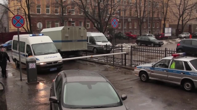 Неизвестные отобрали у мужчины в Петербурге 26 тыс долларов и 30 тыс евро