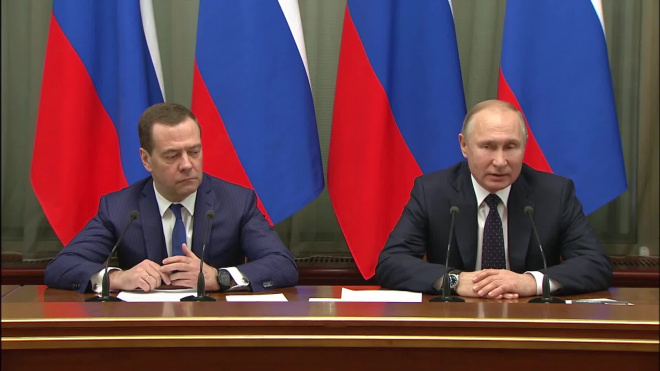 Путин рассказал об обсуждении с Медведевым отставки его правительства
