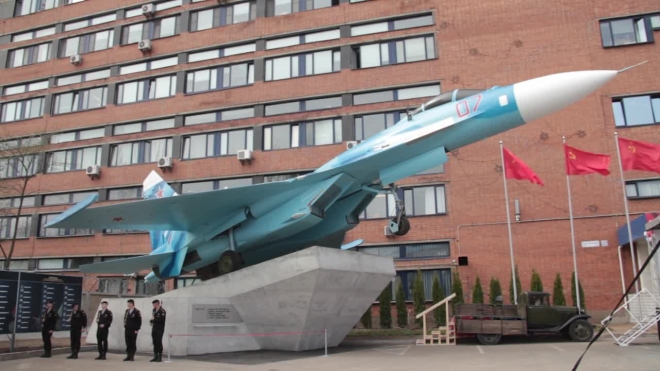 Огромный истребитель СУ-27 приковал внимание жителей Приморского района