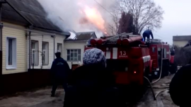 Очевидец снял тушение дома в Брянске