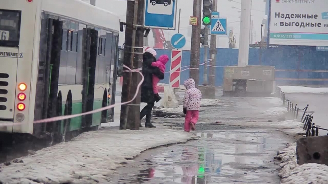 На Бухарестской улице прорвало трубу горячего водоснабжения, вода вытекала на проезжую часть