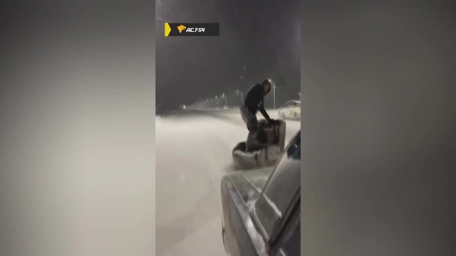 В Новосибирске мужчина прокатился по шоссе на привязанном к автомобилю кресле
