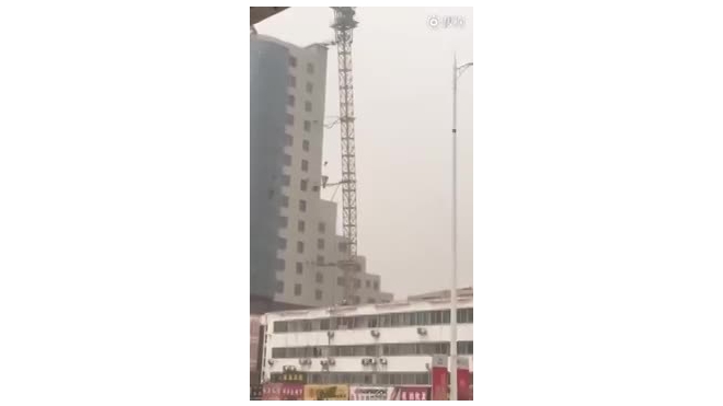 Очевидец снял падающий кран в Китае