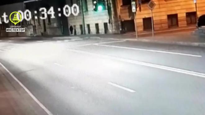 Появилось видео того, как девушка попала под колеса BMW на Ждановской улице