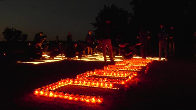 В Петербурге в ночь на 22 июня выложили панно из 10 тысяч свечей