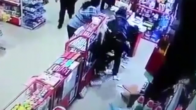 Видео: бойкая продавщица дала отпор грабителю с ружьем в Казахстане