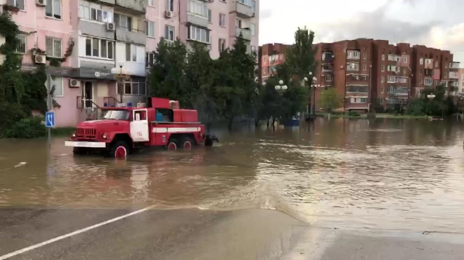 Из-за сильного ливня в Керчи несколько улиц ушли под воду