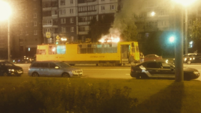 Ночью в Петербурге горели три машины и трамвай