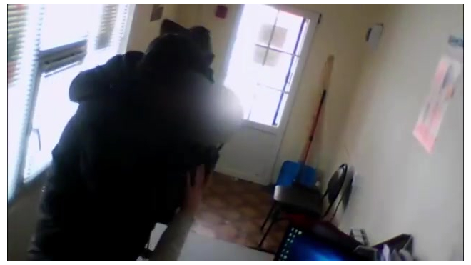 "Срубить деньжат" не удалось: Нападение на офис микрозаймов с топором в Башкирии попало на видео