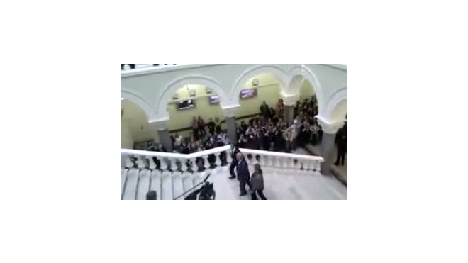 Студенты журфака МГУ решили отмыть факультет после визита Медведева