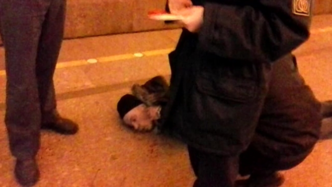 Окровавленный труп нашли на платформе метро Проспект Большевиков