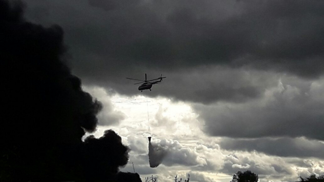 Два вертолета и пожарный поезд отправились тушить возгорание на лакокрасочном заводе