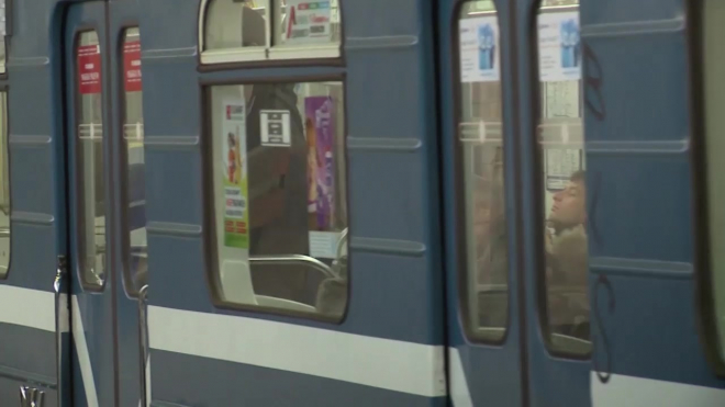 На красной ветке метро Петербурга замедлилось движение из-за неисправности
