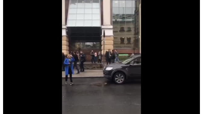 Появилось видео эвакуации людей из бизнес-центра "Преображенский двор"