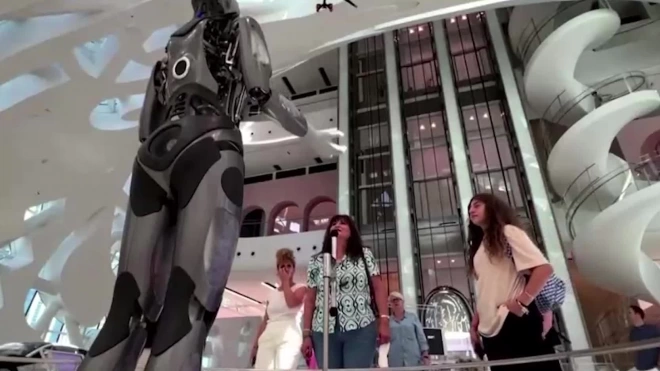 В дубайском Музее будущего гостей встречает робот-гуманоид по имени Амека