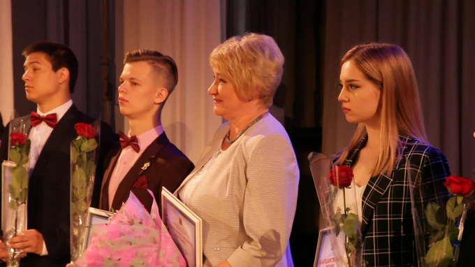 Видео: выборгских выпускников наградили медалями 
