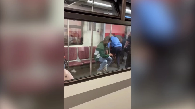 В петербургском метро с путей подняли упавшего пассажира