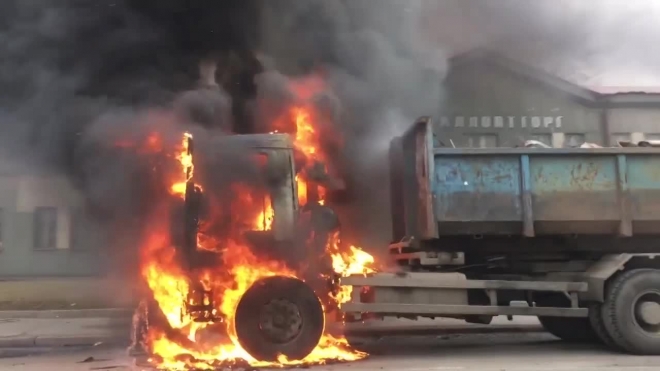 Появилось видео полыхающего КАМАЗа на Глухоозерском шоссе