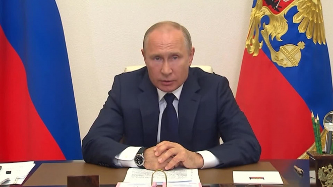 Путин поручил установить федеральную доплату для соцработников