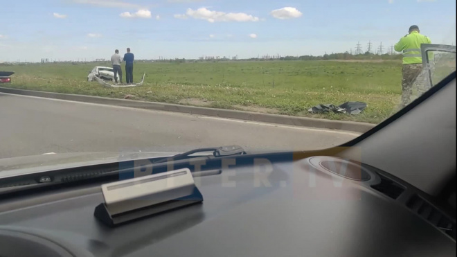 Видео: машины вылетела в поле на Софийской улице