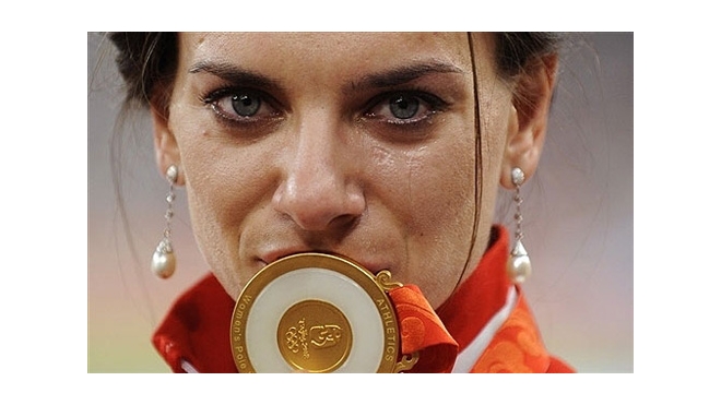 Исинбаева завоевала золото на ЧМ по легкой атлетике 2013 в Москве и прервала карьеру ради ребенка