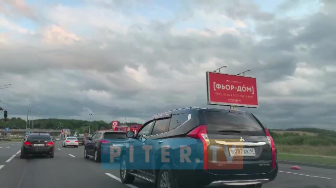 На Пулковском шоссе перевернулся автомобиль 