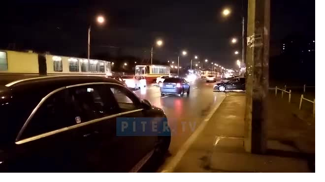 Видео: на улице Дыбенко образовалась пробка из трамваев из-за ДТП 