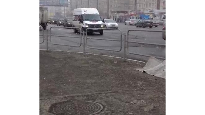 В Челябинске легковушка протащила по проезжей части детскую коляску