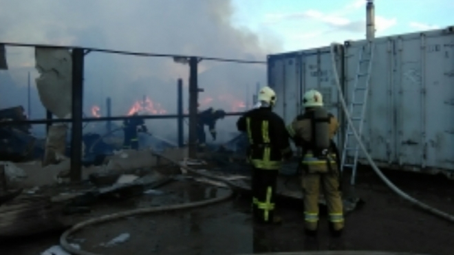 В Новосаратовке загорелась мебельная фабрика