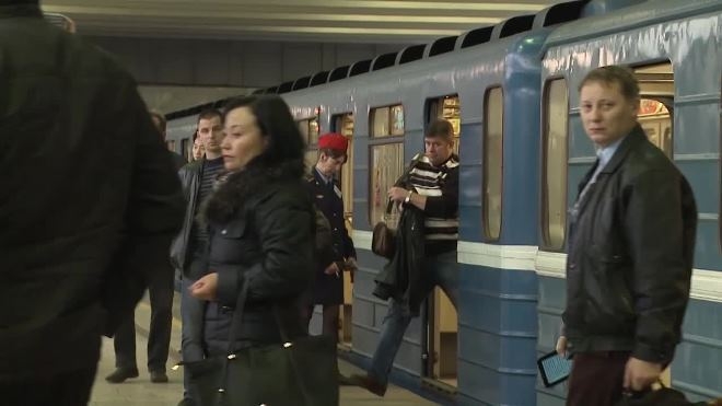 На платформе станции метро "Невский проспект" лежит мужчина. Пассажиру вызвали скорую.