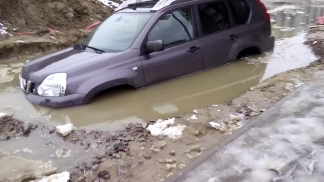 В одной из луж Петербурга утонул Nissan X-Trail