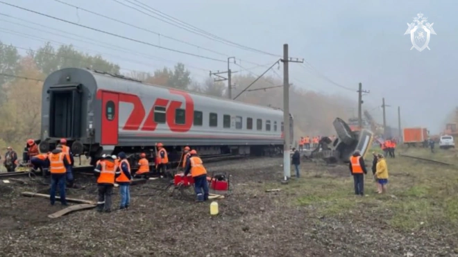 Пассажирский поезд столкнулся с "КамАЗом" в Пензенской области
