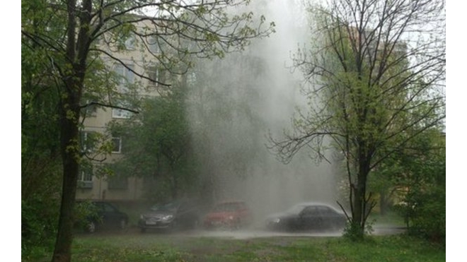 Появилось видео рекордного фонтана кипятка на Товарищеском проспекте