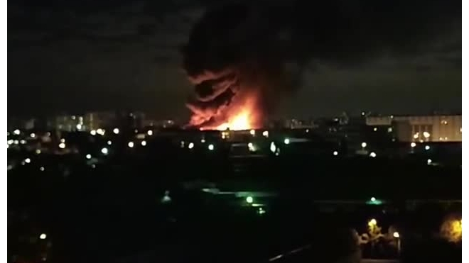 На севере Москвы горит складское помещение