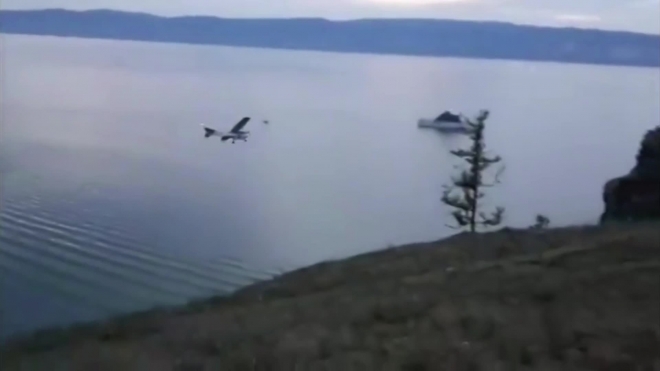 Момент падения самолета в Байкал очевидцы сняли на видео