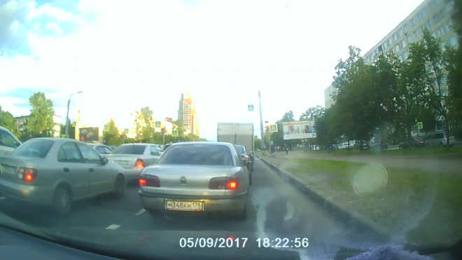 На Бухарестской светофор накрыл иномарку