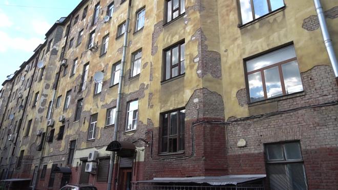 Жители Толстовского дома уже несколько лет требуют капитального ремонта фасадов
