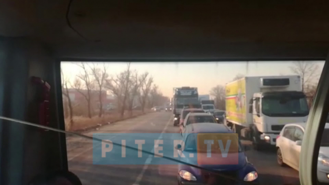 На Московском шоссе образовалась огромная пробка из-за забастовки дальнобойщиков 