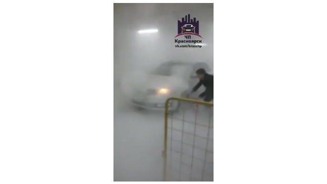 В Красноярске на подземной парковке загорелось авто