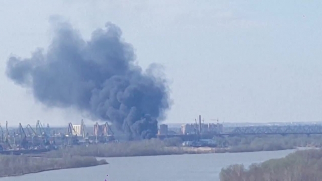 Видео из Омска: в порту загорелась баржа