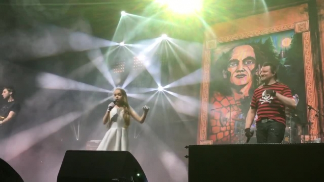 Видео: дочь Михаила Горшенева спела песню отца и растрогала фанатов "Короля и шута"