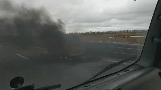 На КАД под Кронштадтом загорелась легковушка