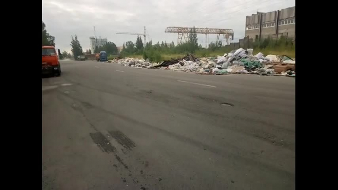 На Парашютной улице около промзоны появилась огромная свалка